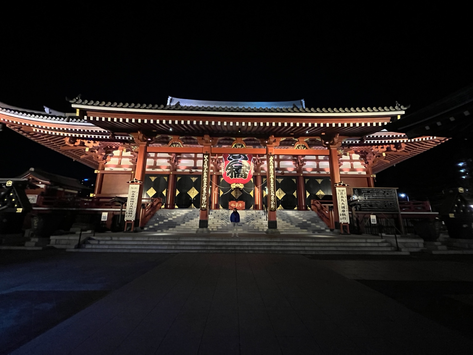 The illuminated red main hall and lantern of Sensō-ji in Asakusa at night